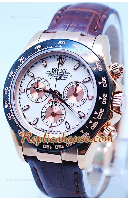 Rolex Daytona Cronógrafo Bisel MonoBlock Cerachrom y Esfera Blanca en Carcasa de Oro Rosa y Correa Marrón