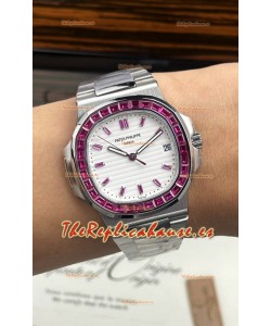 Reloj Patek Philippe Nautilus 5723 con esfera blanca y rubíes verdes, superclon